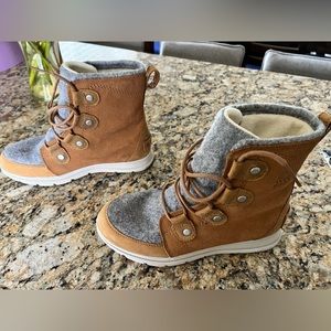 Size 8.5 like new Sorel boots. Worn once, excellent shape.